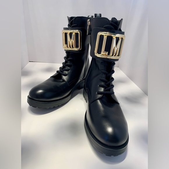 COPY - NWT. Moschino Combat leather boot with gold buckle - Picture 4 of 11